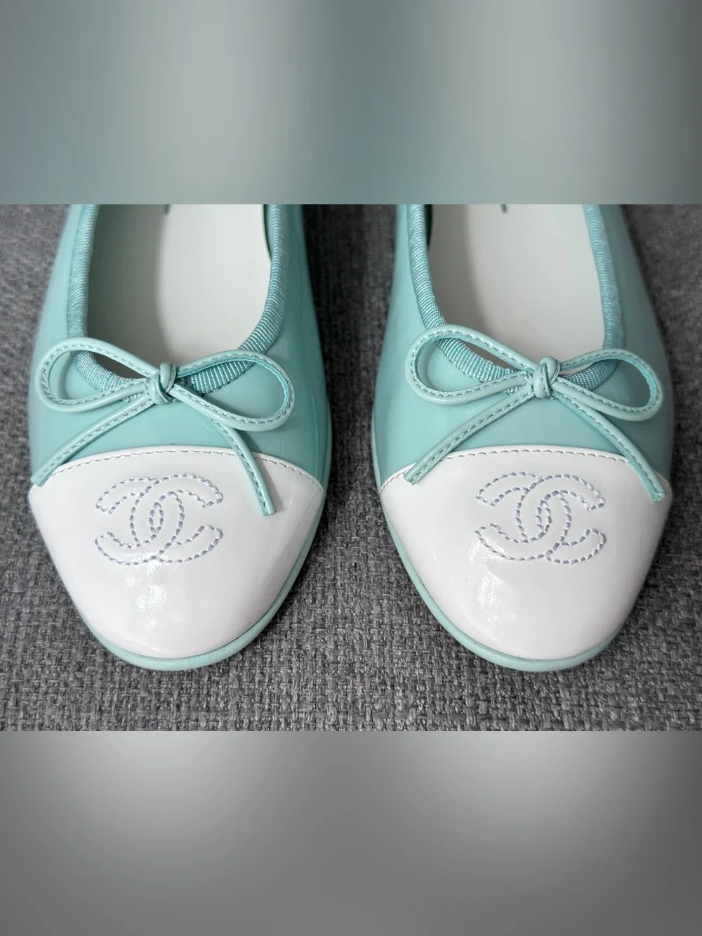 2026 CHANEL TURQUOISE PATENT LEATHER WHITE CC LOGO CAPTOE BALLET FLATS size 37C